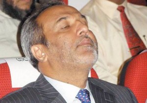 கிழக்கு முஸ்லிம்களின் தலைமையை அழித்த ஹக்கீம் அரசுடன் ஒட்டிக்கொள்வதைப் பாதுகாப்பு என்கிறார்.