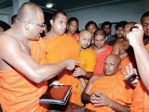 முஸ்லிம் தமிழர்களுக்கு ஆதரவாகக் குரல்கொடுத்த பௌத்த துறவி கோட்டாபய குண்டர்களால் தாக்கப்பட்டார்