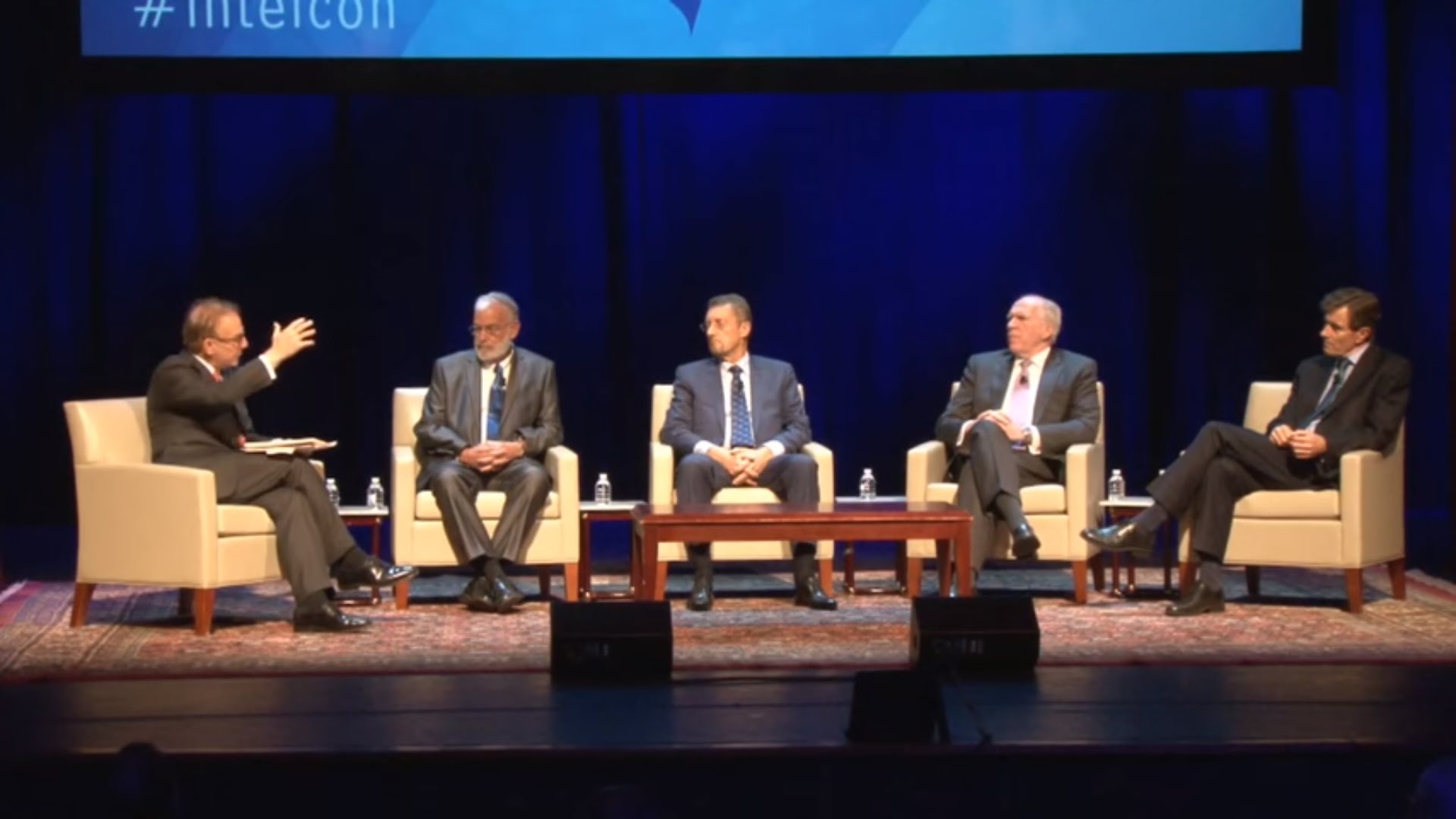 பாரிஸ் தாக்குதலுக்கு முன்னதாக CIA இயக்குனர் பிரஞ்சு உளவுத்துறையின் இயக்குனரைச் சந்திதார்