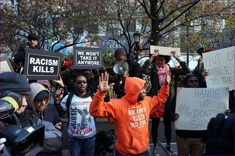 ஐந்து வயது மகனுடன் பயணித்த தாயைச் சுட்டுக்கொன்ற அமெரிக்கப் போலிஸ்