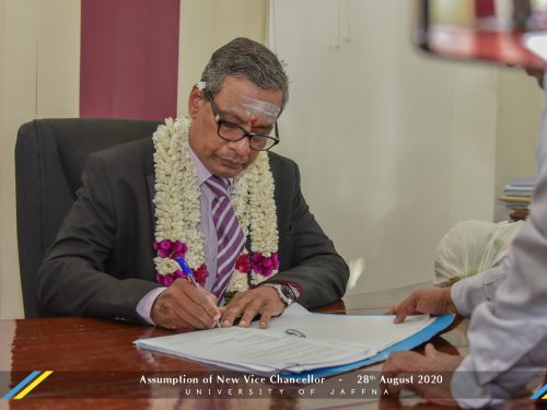 மாணவர்களோடு தெருவில் சண்டை போட்ட துணைவேந்தர்