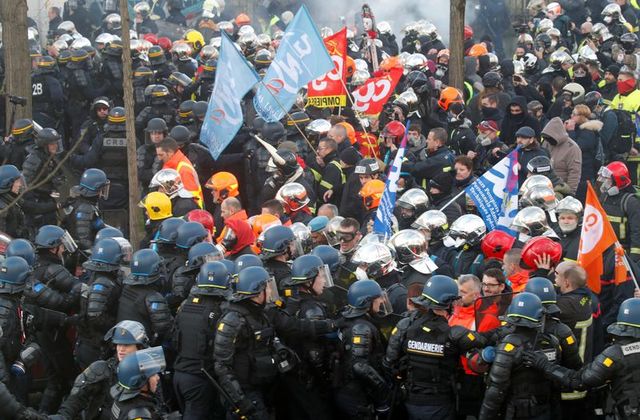 போலிஸ் வன்முறையாக மாறிய தீயணைப்புப் படையின் போராட்டம்