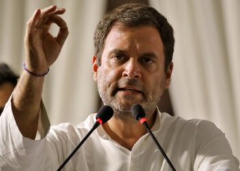 அதிமுக அணிந்துள்ள மாஸ்க்கை கழட்டினால் ஆர்.எஸ்.எஸ்-ராகுல்காந்தி