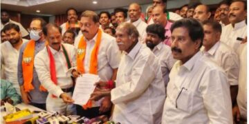 புதுச்சேரியை பாஜகவுக்கு தாரை வார்த்தது அதிமுக!
