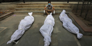 கொரோனா வீதியிலும் விபத்துகளிலும் மடியும் இந்தியர்கள்!