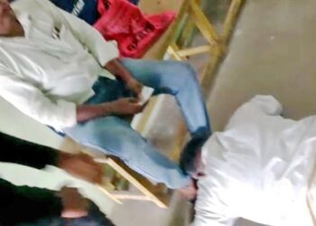 அரசு அலுவலரை காலி விழ வைத்த சாதிக் கொடூரம்!